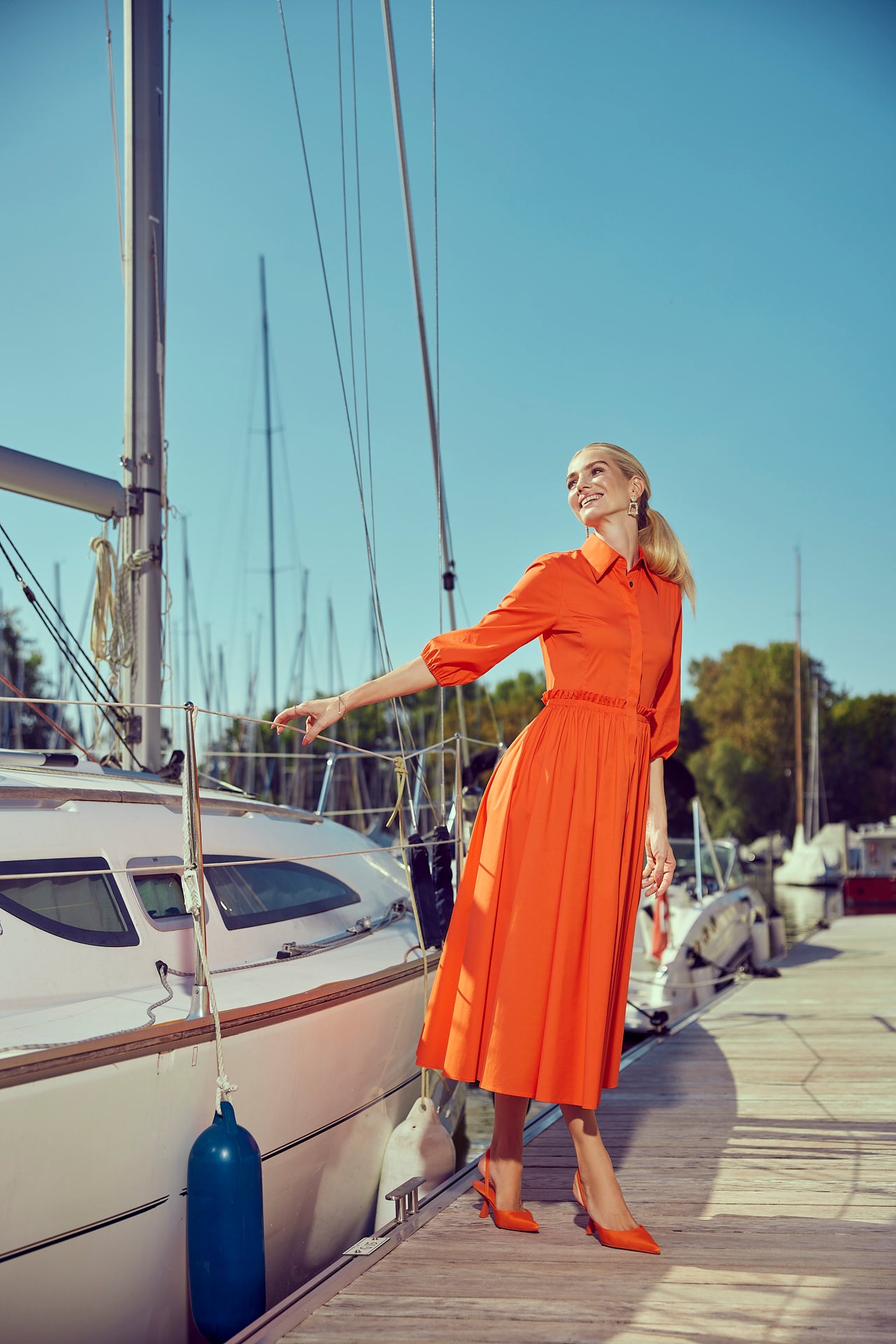 tailliert geschnittenes maxikleid mit gesmoktem rock und eingriffstaschen, großer blusenkragen, verdeckte leiste, 3/4 aermel mit gummizug, lookbook, wallmann