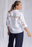 leger/locker geschnittene leinenbluse mit stehkragen und leiste, 3/4 aermel mit besatz und schlitzchen, stickereidetail im rueckenteil und aermel, rueckenansicht, lookbook, wallmann