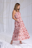maxikleid mit rotem kacheldruck, aermellos, klassischer blusenkragen mit v-ausschnitt und leiste, tailliert geschnitten mit gezuegeltem rock, seitliche eingriffstaschen, lookbook, wallmann